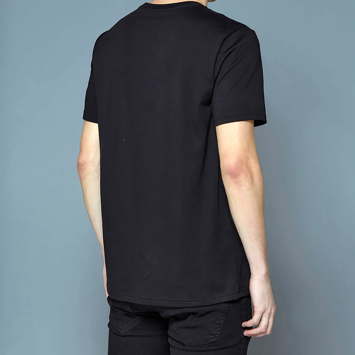 Camiseta John John Out Black - Estilo Urbano e Sofisticado para Homens  Modernos