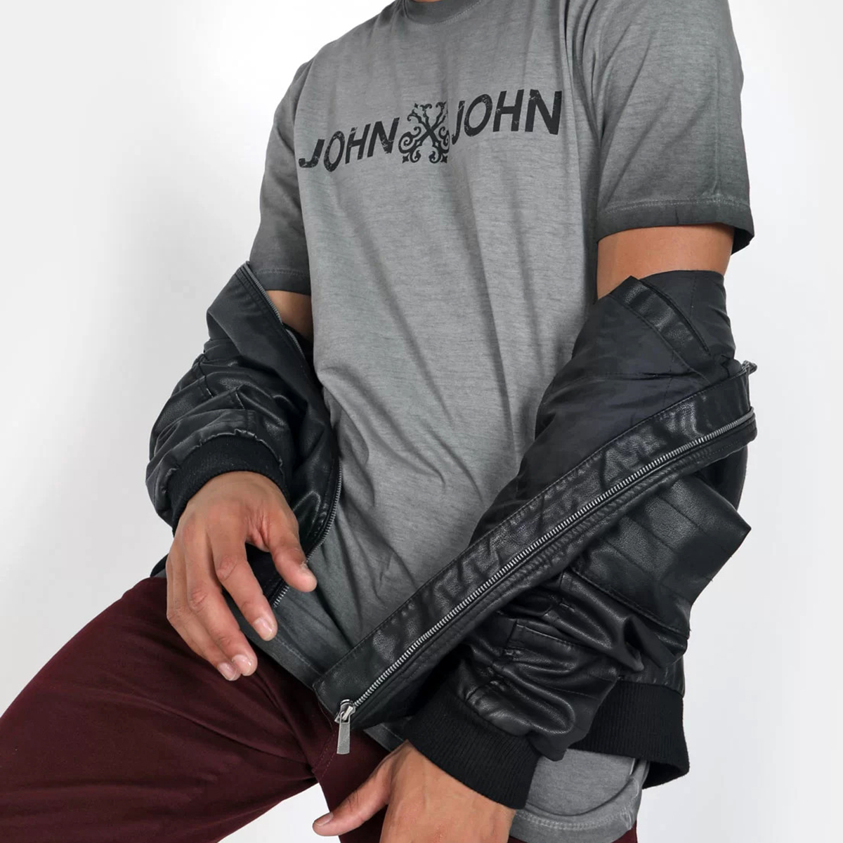 Camiseta John John Logo Preta - Compre Agora